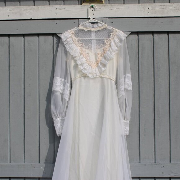 Vintage 80s Montgomery Ward Wedding Dress - Size 5/6 - Delicate Lace & Ruffles - Picture 10 of 11